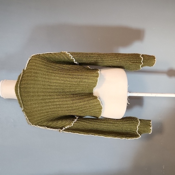 PrettyLittleThing cropped balloon sleeves lettuce hem olive green crew n… - Picture 4 of 8